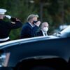 Trump muestra síntomas “muy preocupantes” y sus próximas horas son críticas, según su jefe de gabinete