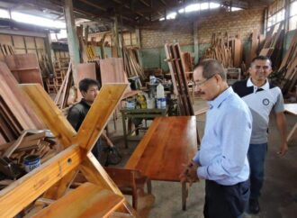 Centro de recurso para el aprendizaje, con madera incautada